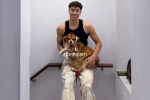 九游体育官网-潮男出没！李添荣晒近照：帅小狗和帅小孩